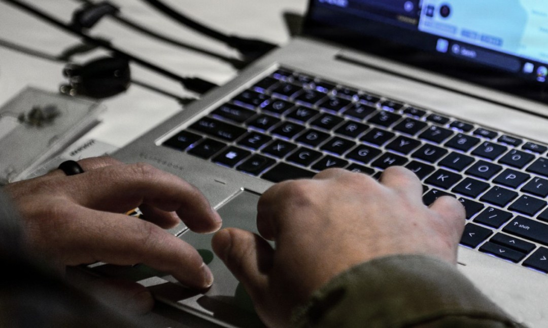 Personal Artificial, Comando Humano: Un Experimento de Integración de IA